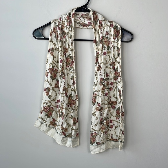 Club 7 Echo scarf with floral rose design - Picture 1 of 3